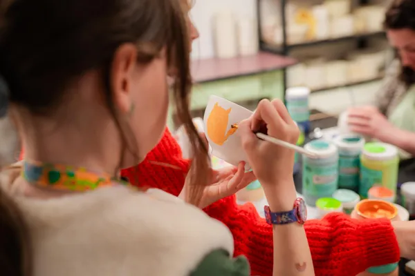 Initiez-vous au décor sur porcelaine en duo avec votre enfant, accompagnés par Marion - Image n°2 - Wecandoo