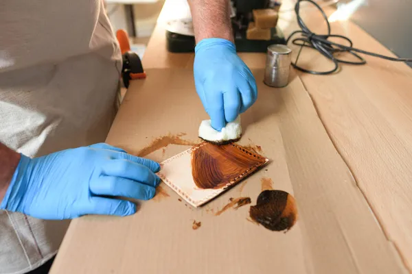 Réalisez votre porte-cartes en cuir avec Nicolas - Image n°2 - Wecandoo