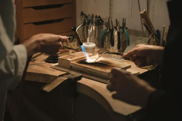 Réalisez votre paire de boucles d'oreilles créoles en argent 925 avec Hugo - Afbeelding nr. 3 - Wecandoo