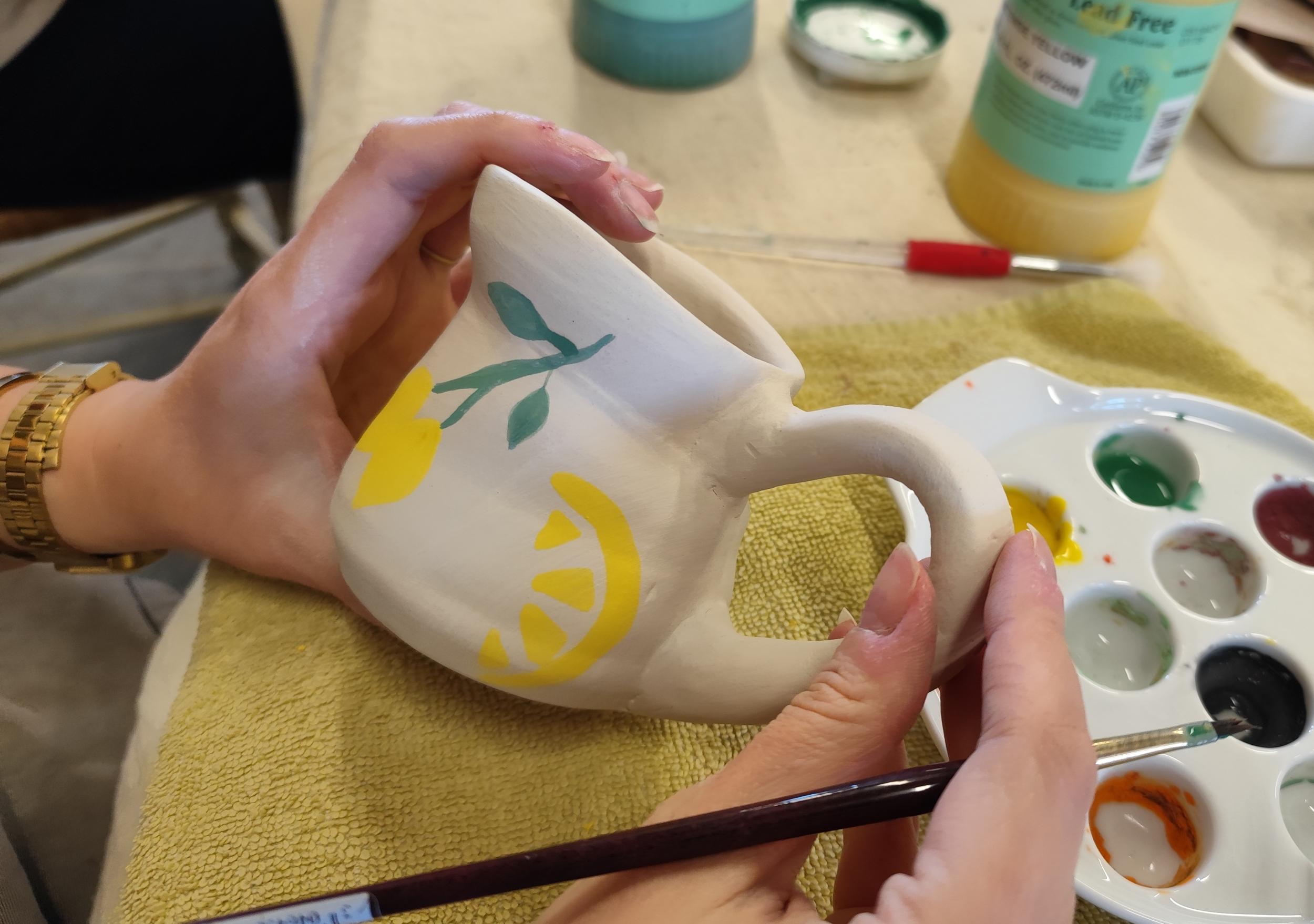 Découvrez la peinture sur céramique avec Valérie