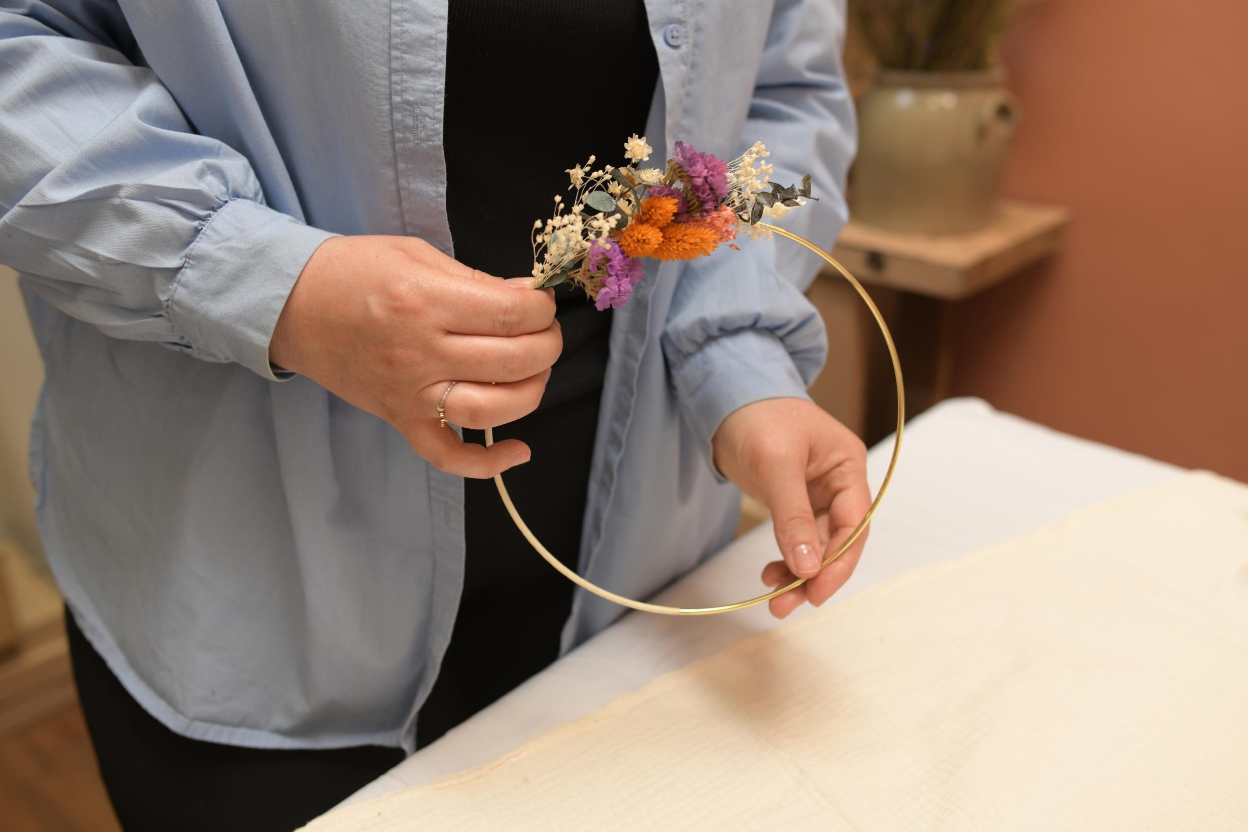 Wecandoo - Réalisez votre couronne de fleurs séchées avec Shirley - Image n°8