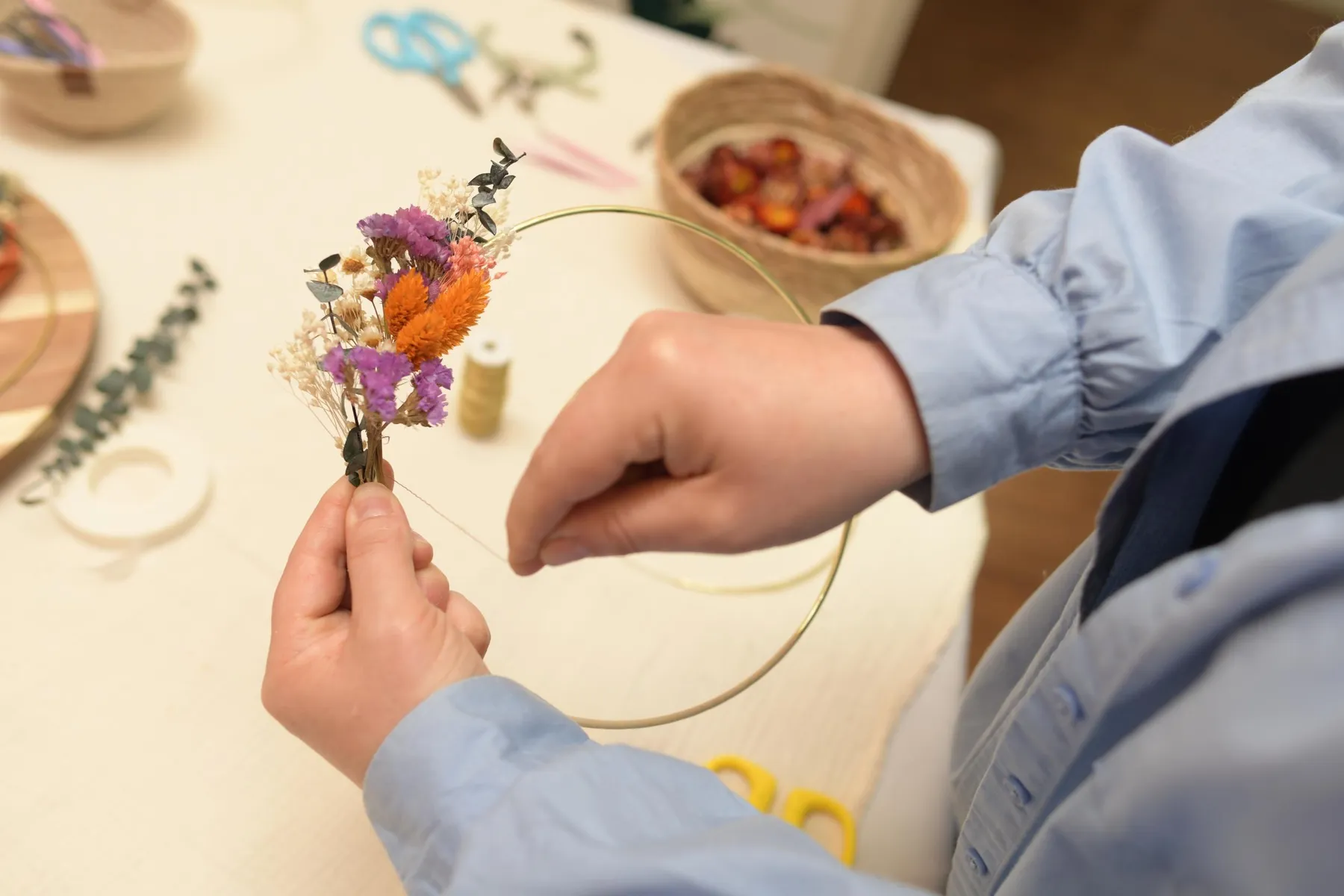 Réalisez votre couronne de fleurs séchées avec Shirley - Image n°4 - Wecandoo