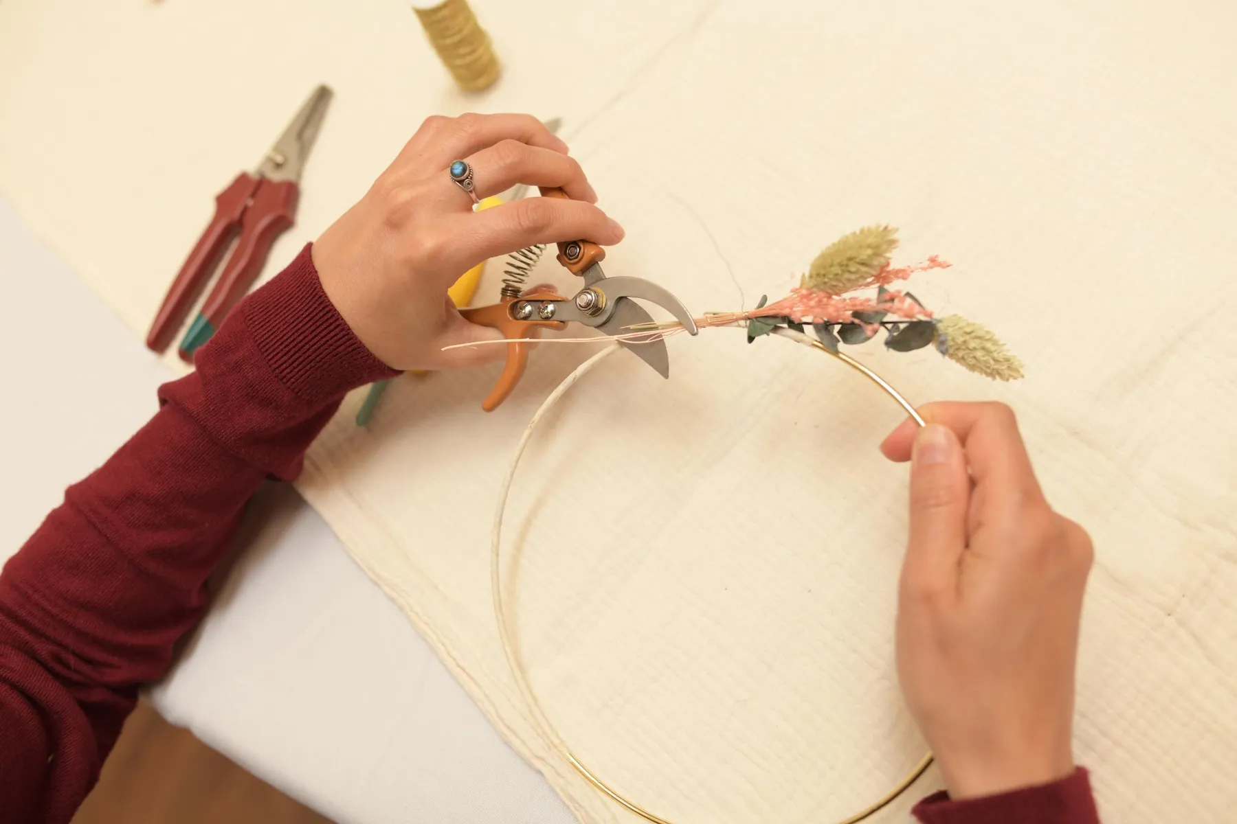 Réalisez votre couronne de fleurs séchées avec Shirley - Image n°2 - Wecandoo