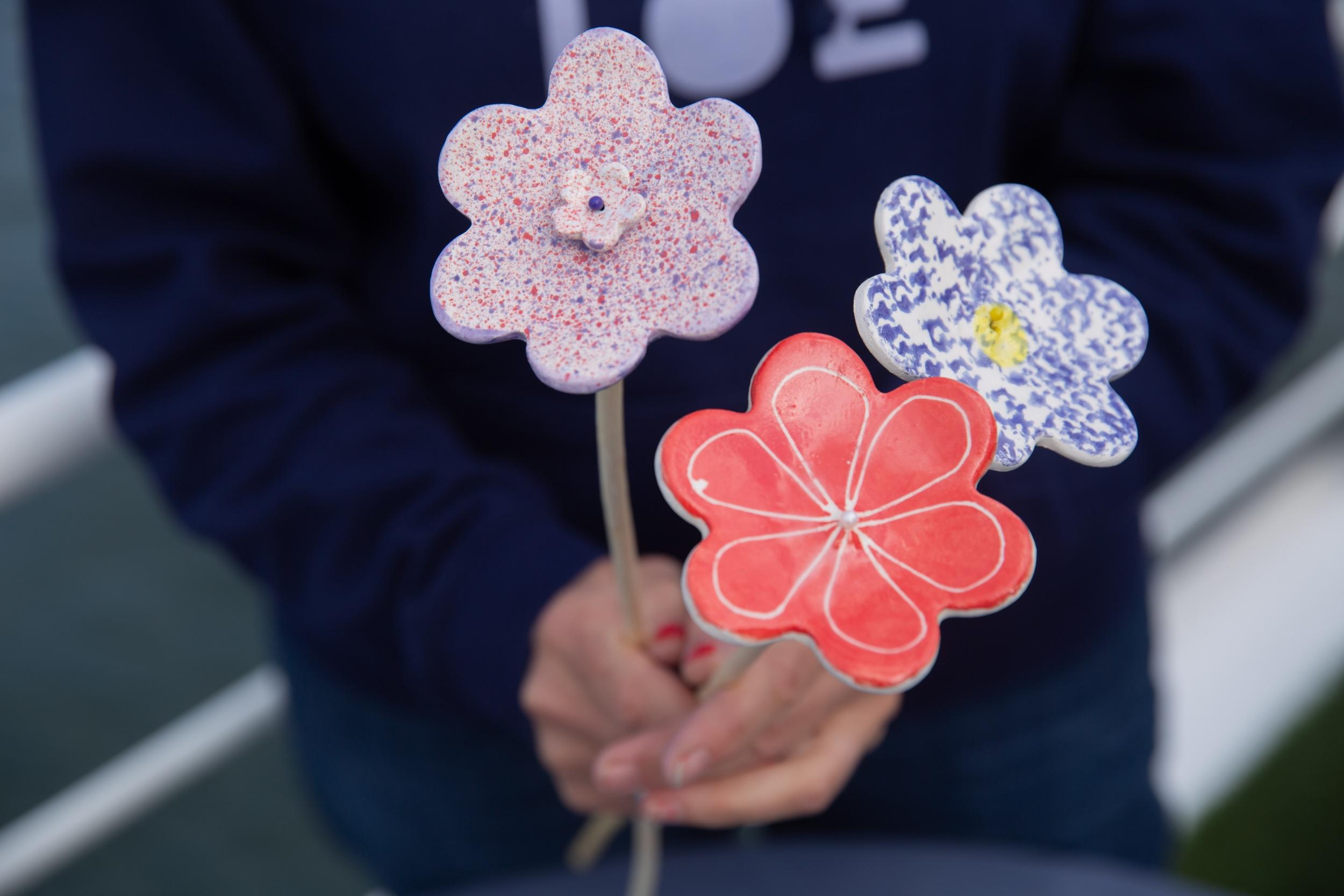 Wecandoo - Décorez votre bouquet de fleurs en céramique avec Laurence - Image n°1