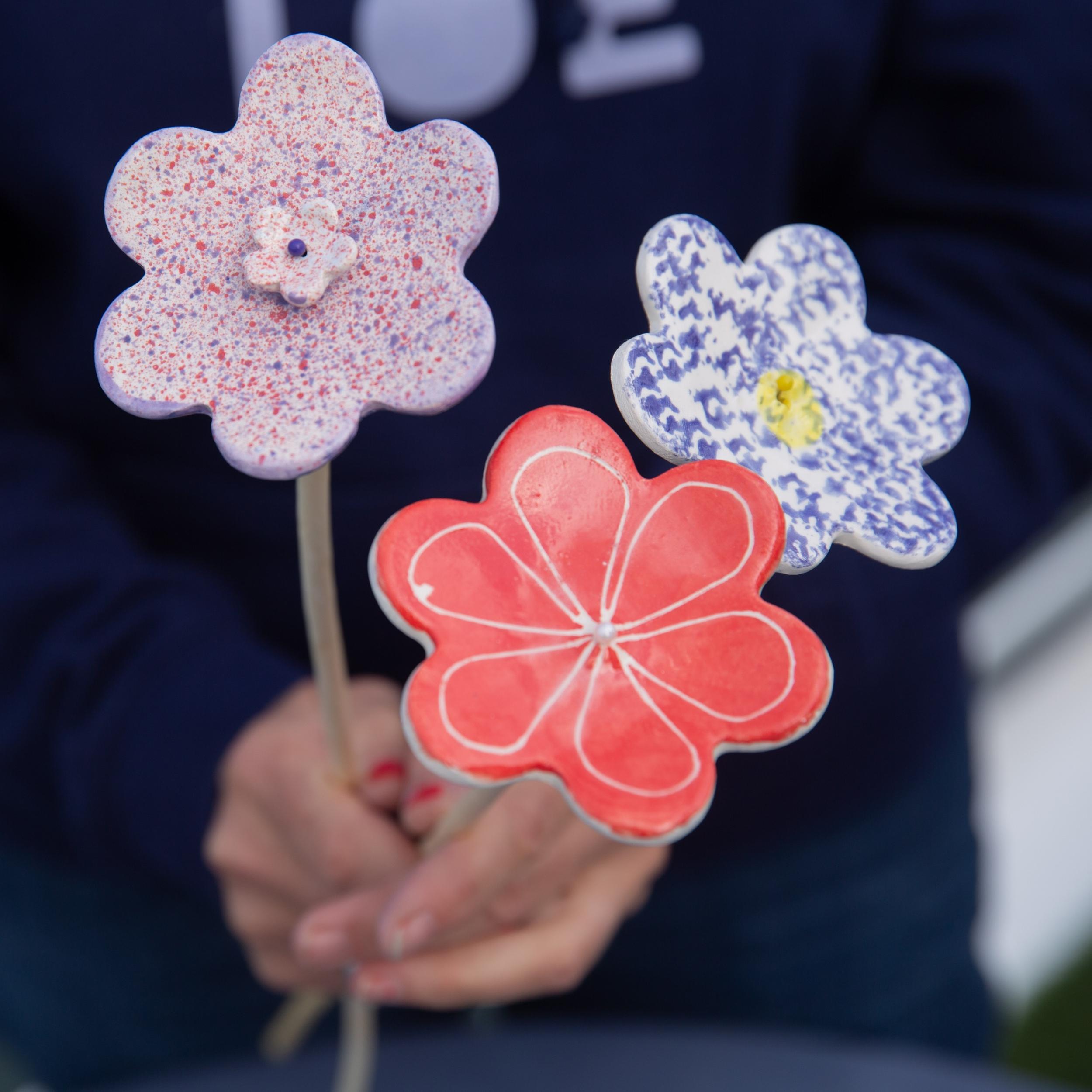 Décorez votre bouquet de fleurs en céramique