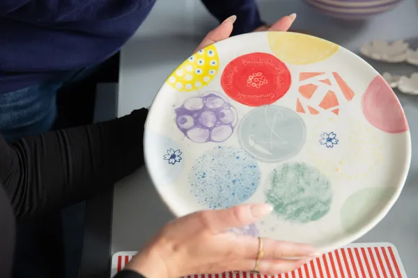Initiez-vous au décor sur céramique avec Laurence - Image n°5 - Wecandoo