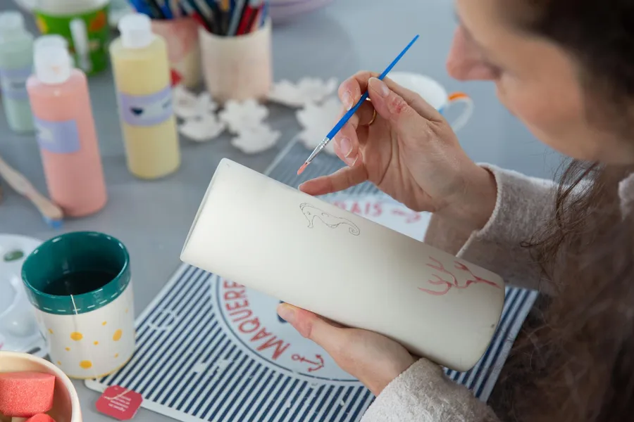 Initiez-vous au décor sur céramique avec Laurence - Image n°1 - Wecandoo