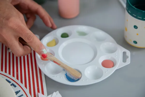 Initiez-vous au décor sur céramique avec Laurence - Image n°4 - Wecandoo