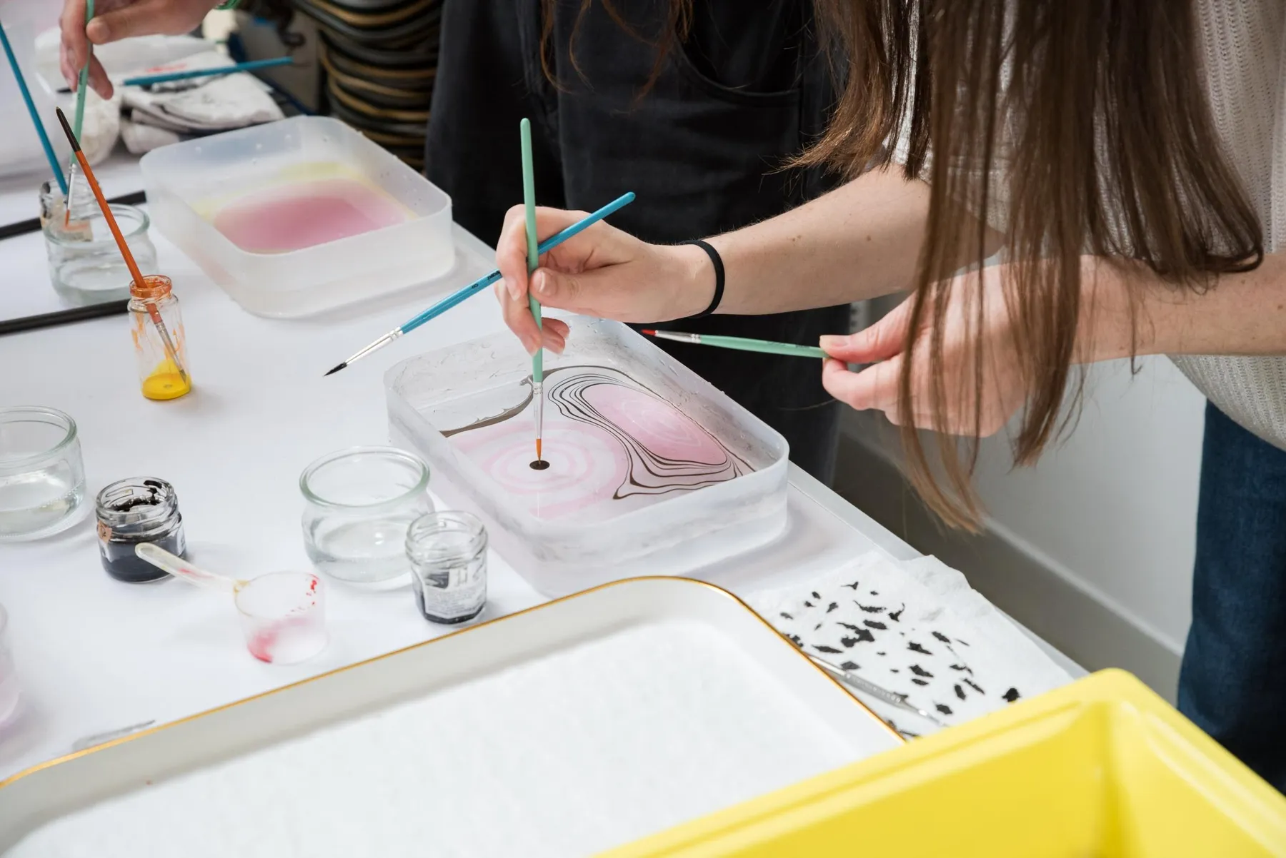 Réalisez votre papier marbré japonais avec Maud - Image n°2 - Wecandoo