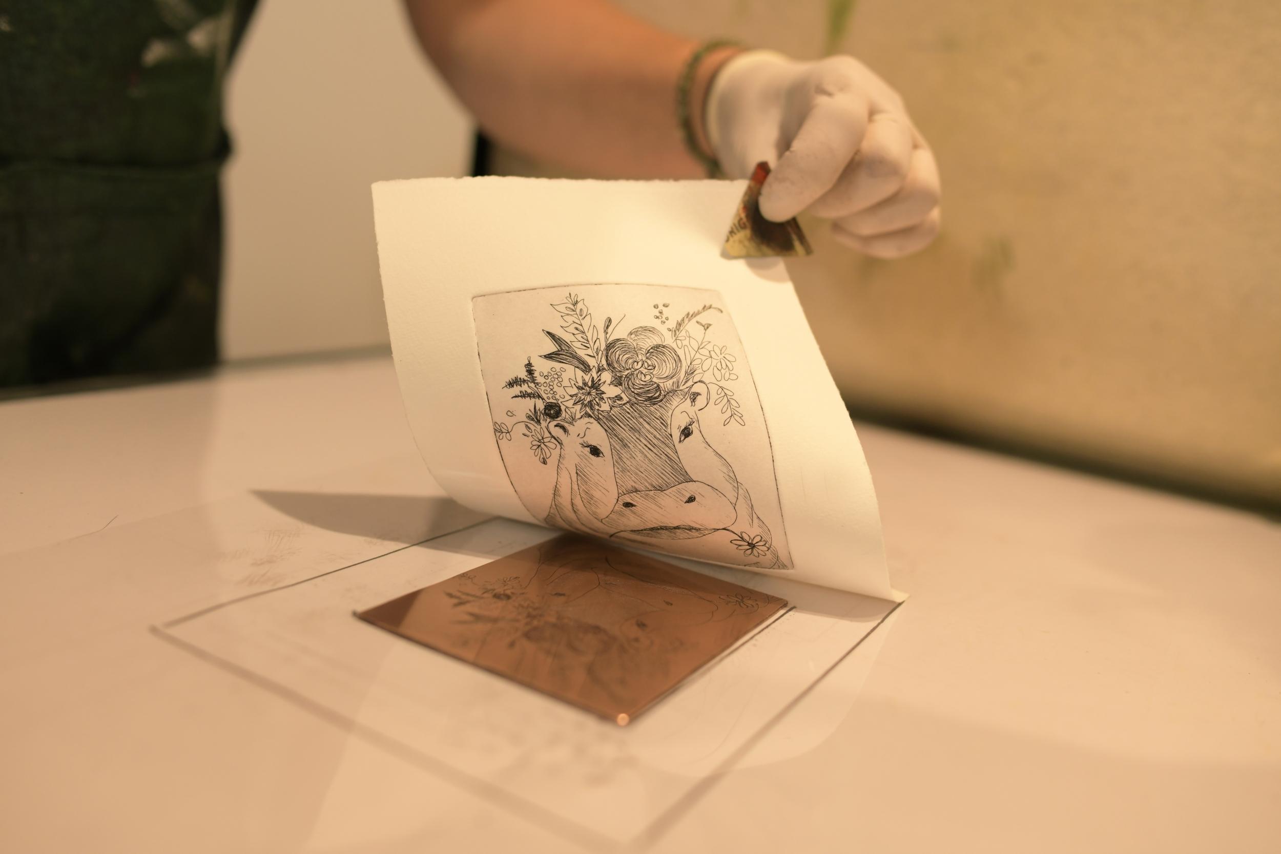 Wecandoo - Découvrez la gravure eau-forte sur cuivre et l'aquatinte sur une journée avec Cécile - Image n°2
