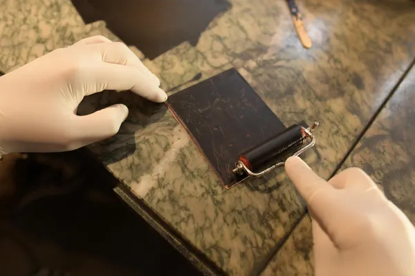 Découvrez la gravure eau-forte sur cuivre et l'aquatinte sur une journée avec Cécile - Image n°3 - Wecandoo