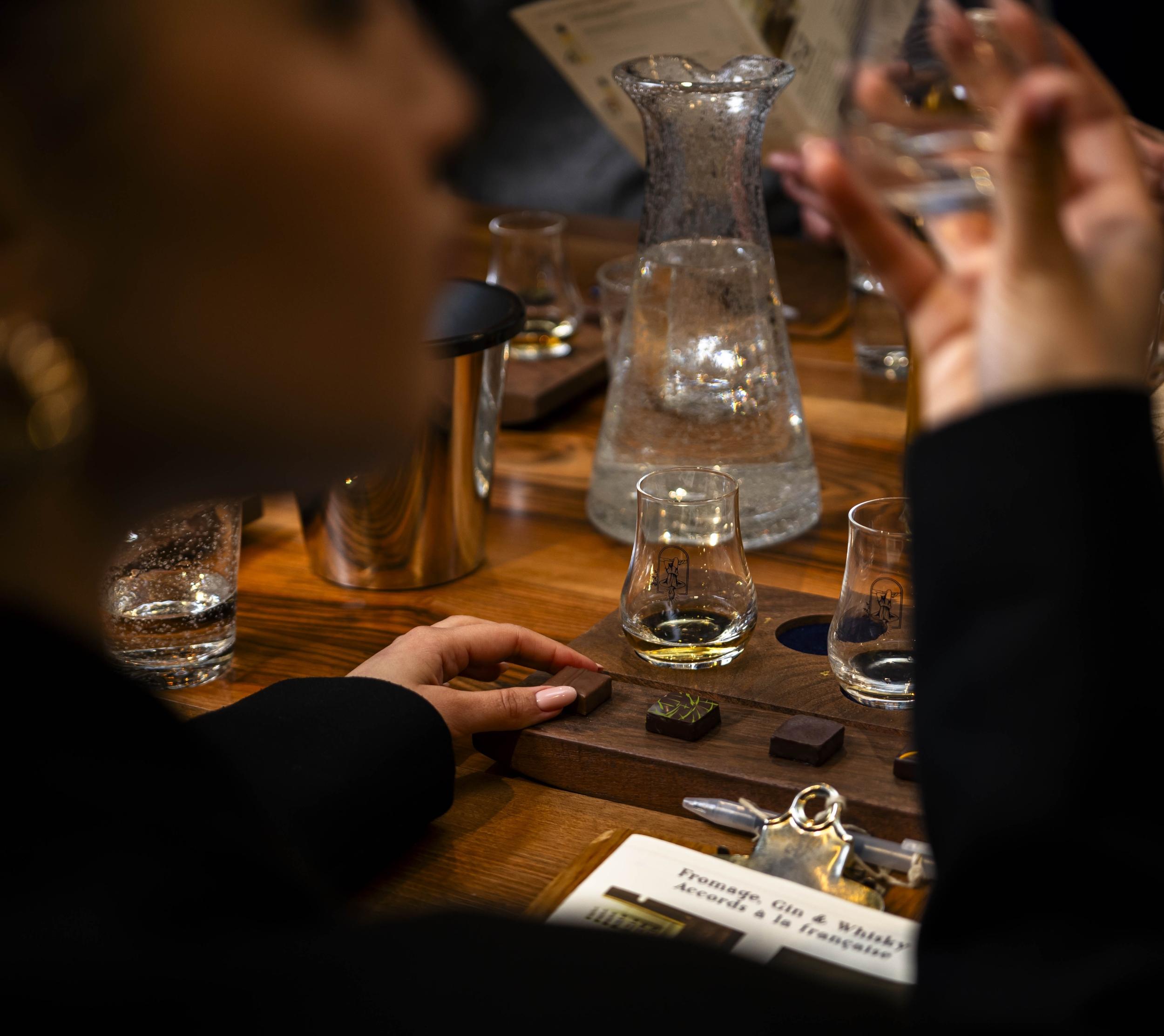 Wecandoo - Initiez-vous aux accords gourmands chocolat, gin et whisky avec Charlotte - Image n°1