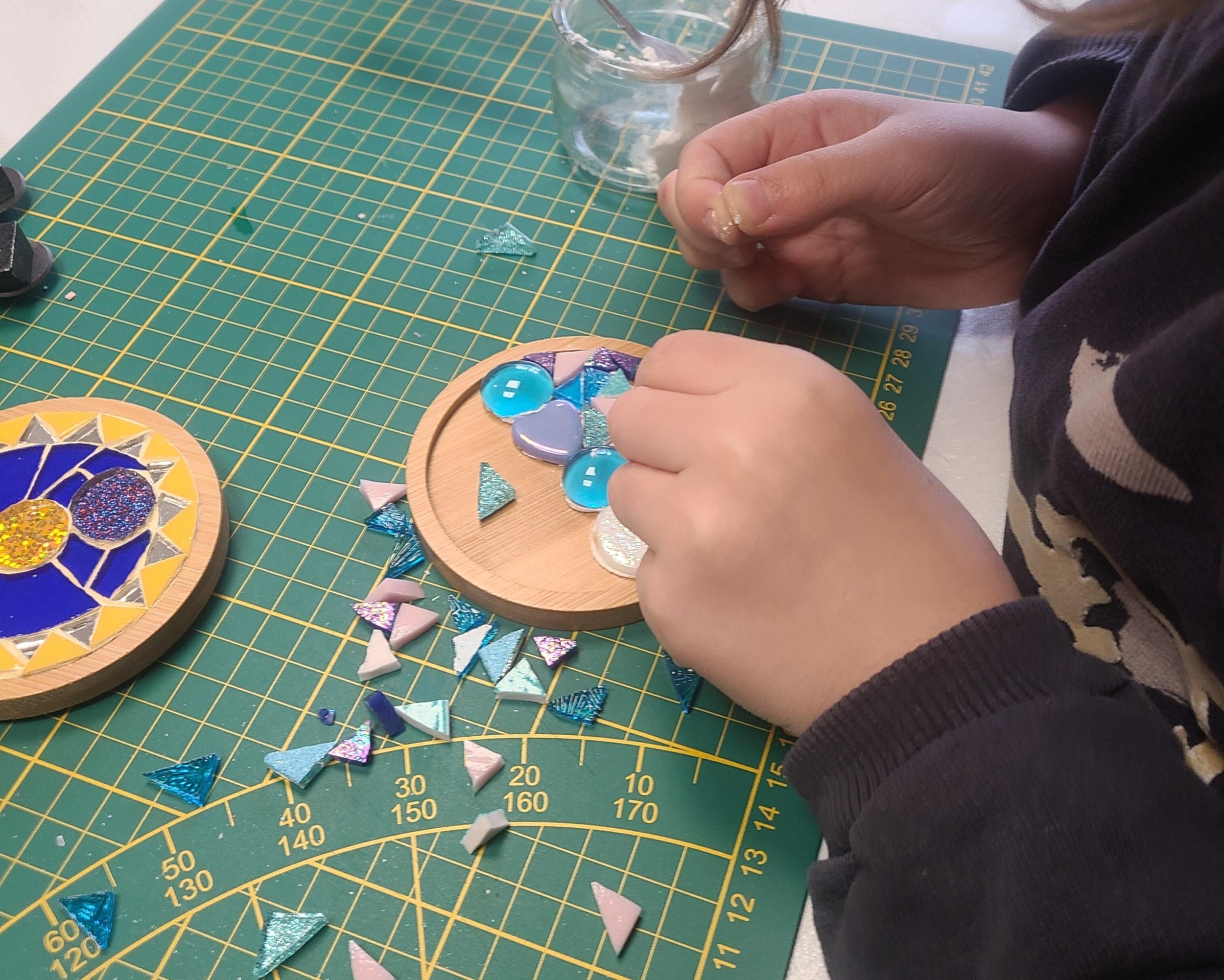 Wecandoo - Participez à un atelier mosaïque en duo avec votre enfant accompagnés par Amandine - Image n°2