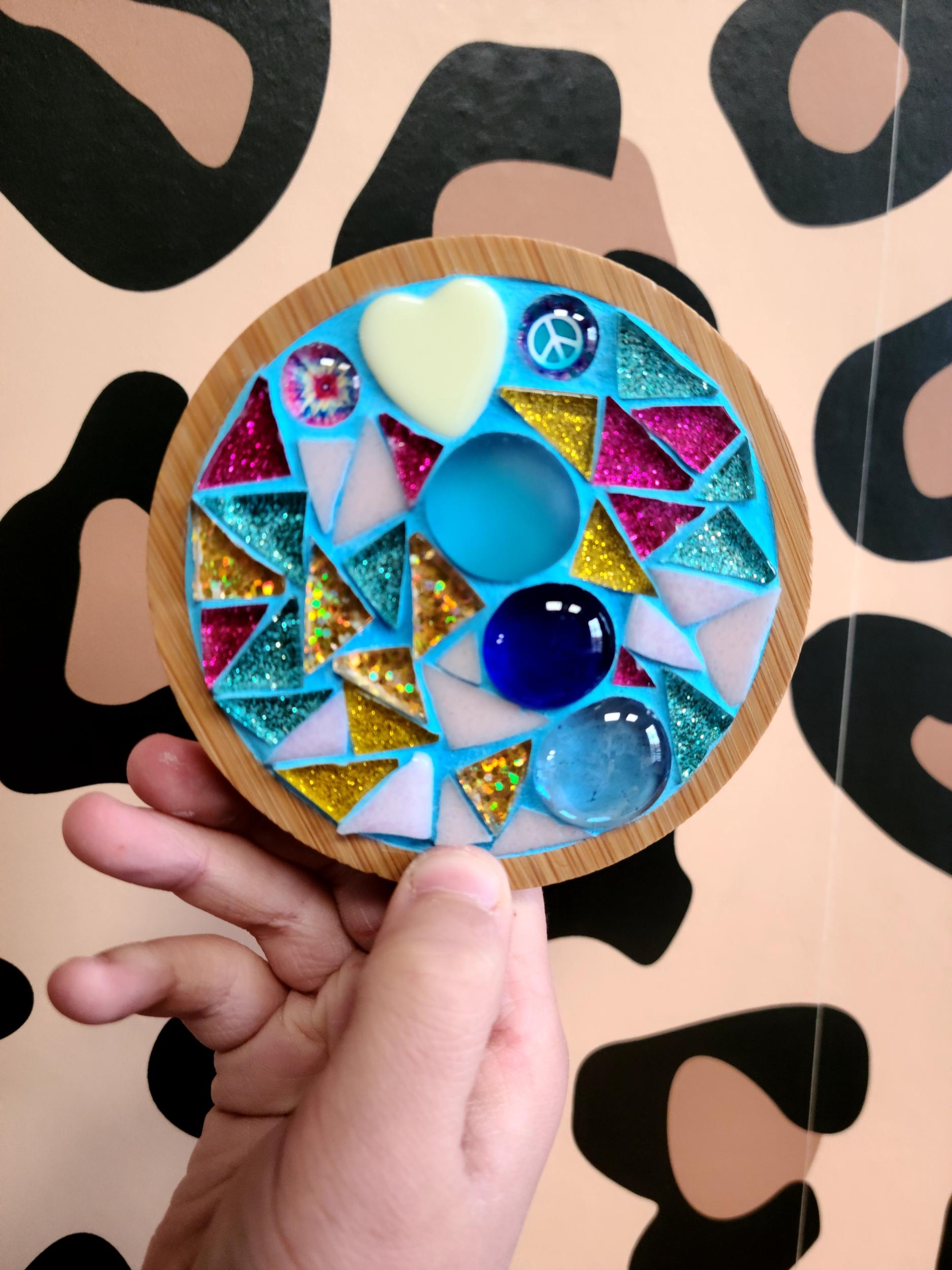 Wecandoo - Participez à un atelier mosaïque en duo avec votre enfant accompagnés par Amandine - Image n°4