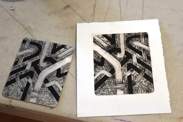 Découvrez la technique de la gravure Tetra Pack avec Émilie - Image n°3 - Wecandoo