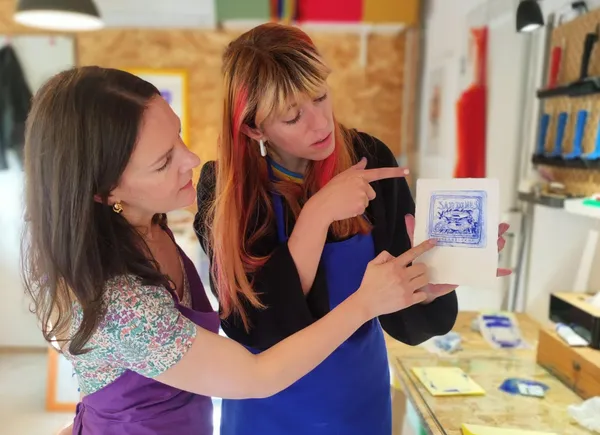 Découvrez la technique de la gravure Tetra Pack avec Émilie - Image n°2 - Wecandoo