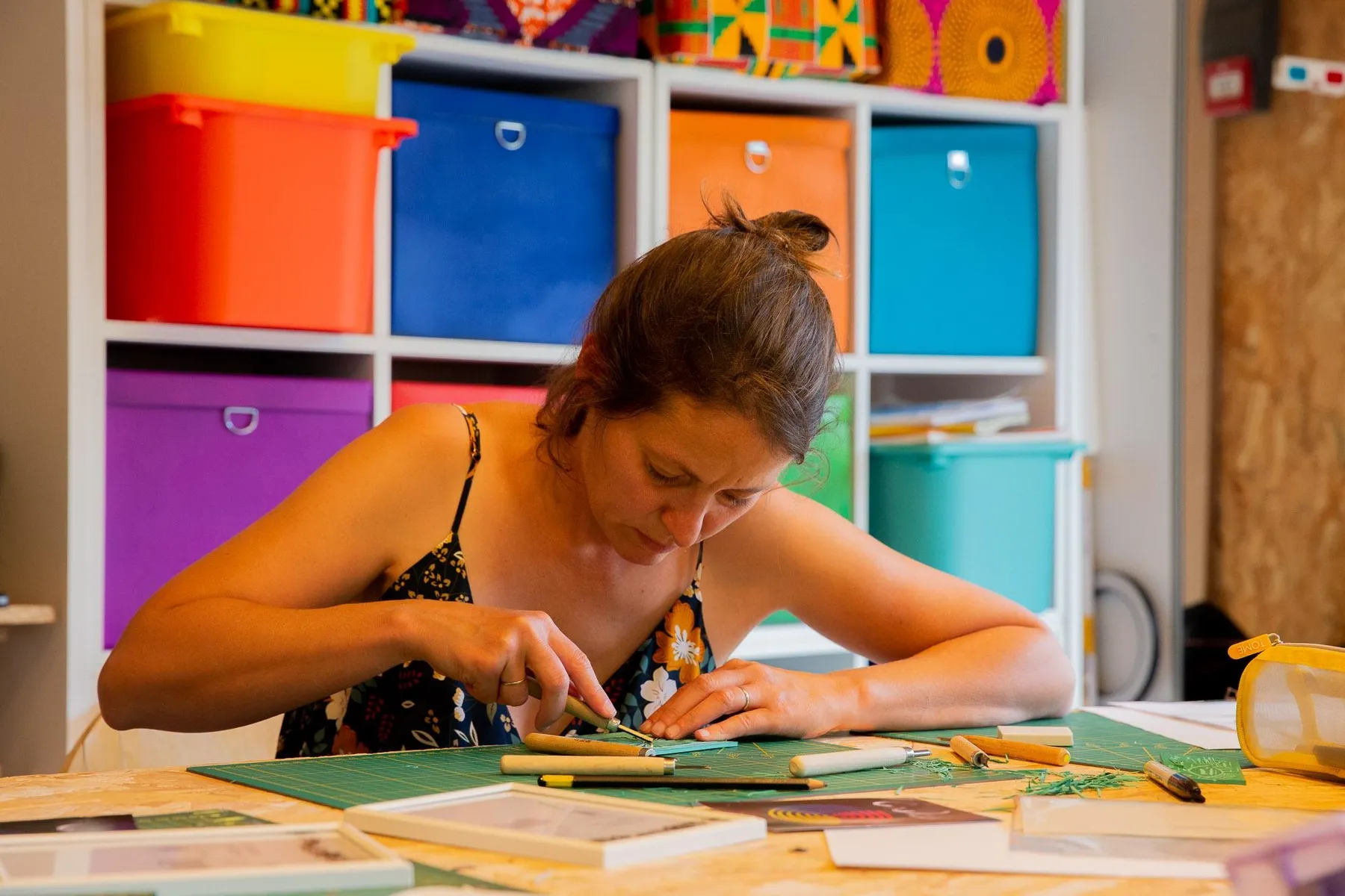 Découvrez la technique de la gravure Tetra Pack avec Émilie - Image n°4 - Wecandoo