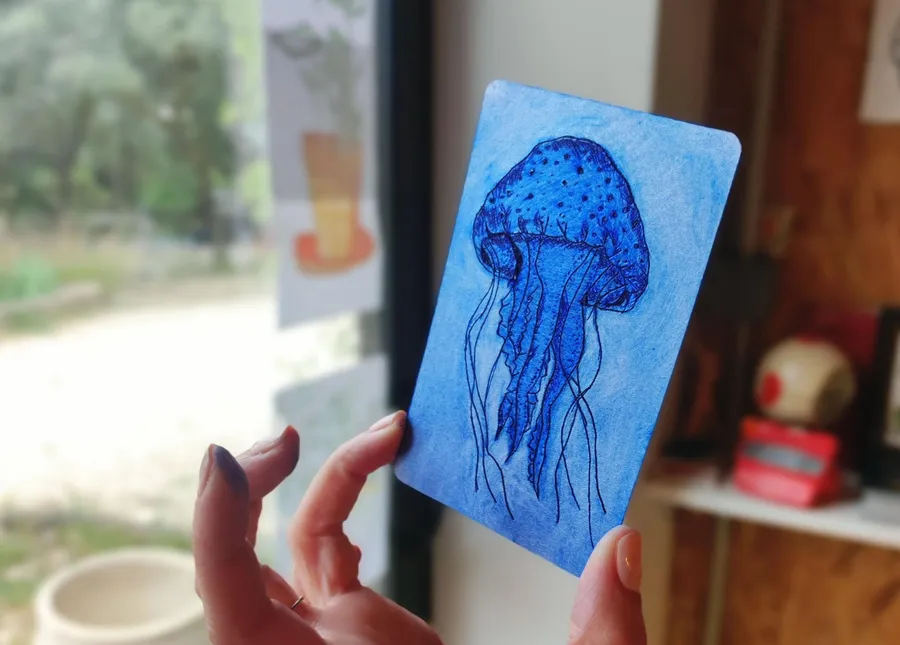 Découvrez la technique de la gravure Tetra Pack avec Émilie - Image n°1 - Wecandoo