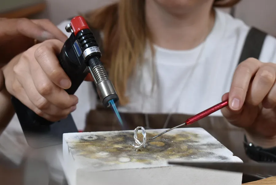 Créez votre bague en argent sertie de zirconium - Image n°1 - Wecandoo