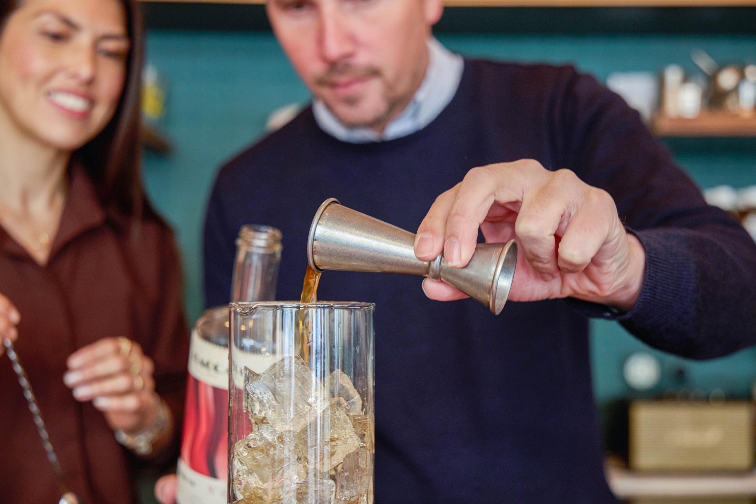 Wecandoo - Créez vos liqueurs et cocktails parisiens en duo avec Aymeric, Francisco et Julien - Image n°10
