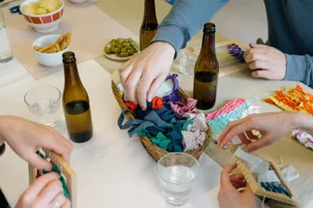 Tissez sur cadre autour d’un apéro in Brussels