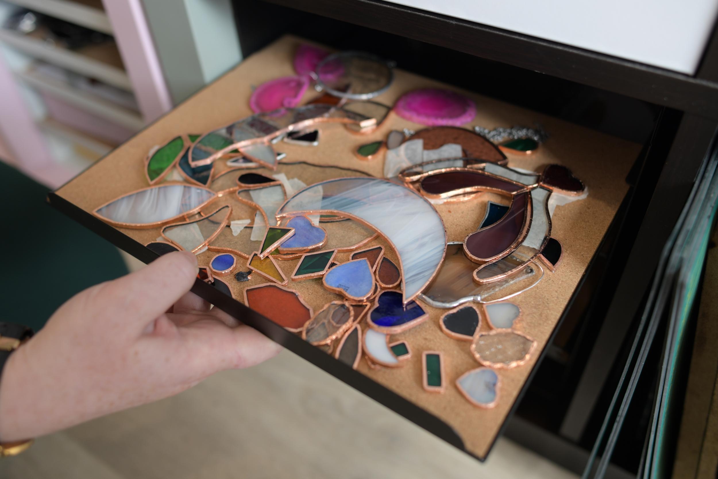 Wecandoo - Réalisez vos boucles d'oreilles en vitrail avec Aurélie - Image n°2