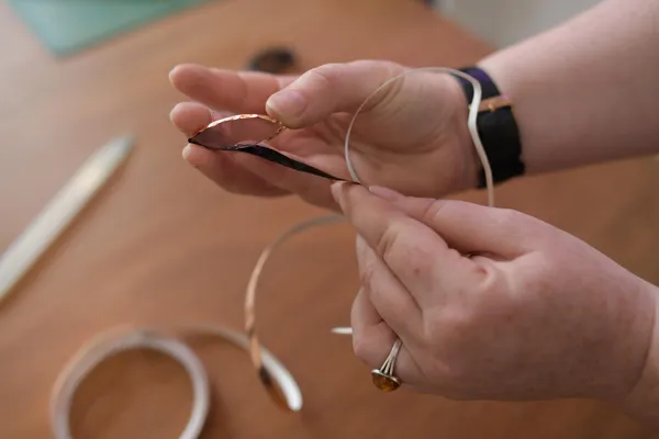 Réalisez vos boucles d'oreilles en vitrail avec Aurélie - Image n°5 - Wecandoo