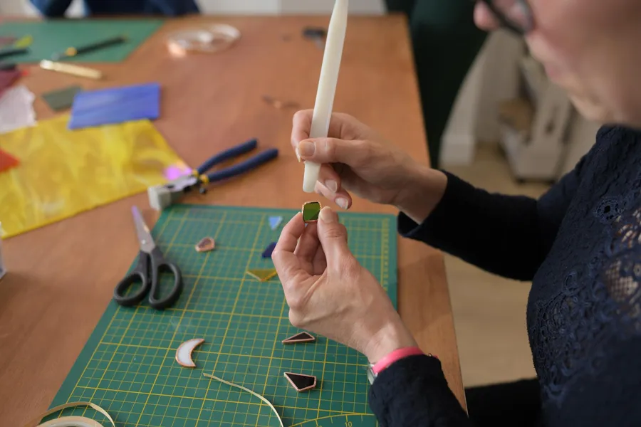 Réalisez vos boucles d'oreilles en vitrail avec Aurélie - Image n°1 - Wecandoo