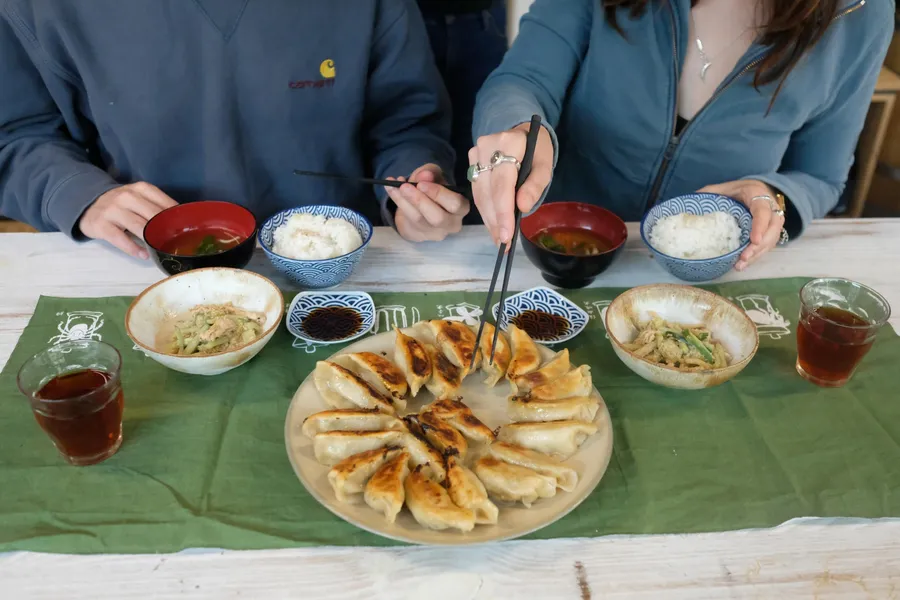 Initiez-vous à l’art des gyozas avec Miku et Sachiyo - Image n°1 - Wecandoo