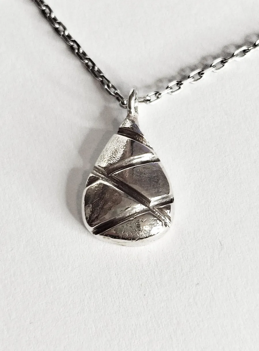 Réalisez votre pendentif en argent en fonte au sable avec Charlotte - Image n°1 - Wecandoo