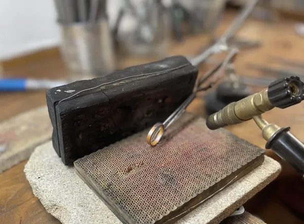 Façonnez vos alliances en or 18 carats avec Alix - Image n°5 - Wecandoo