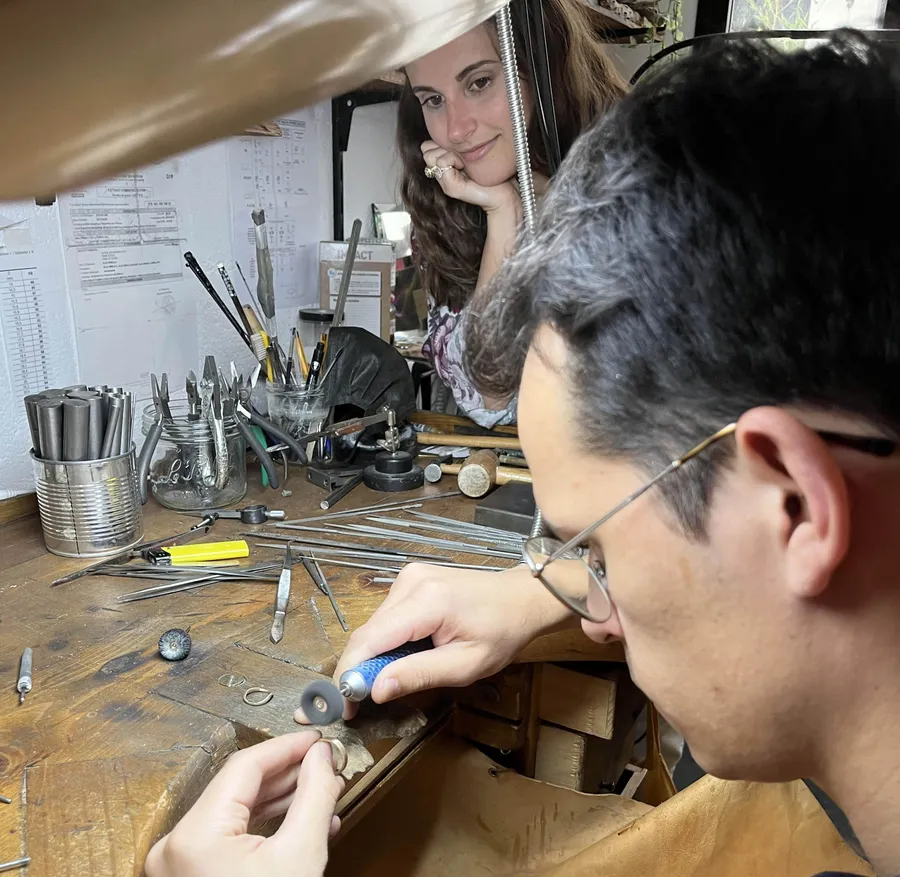 Façonnez vos alliances en or 18 carats avec Alix - Image n°1 - Wecandoo