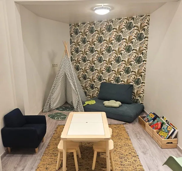 Initiez-vous à la peinture sur pot et rempotez votre plante en duo avec votre enfant, accompagnés par Roxane - Image n°3 - Wecandoo