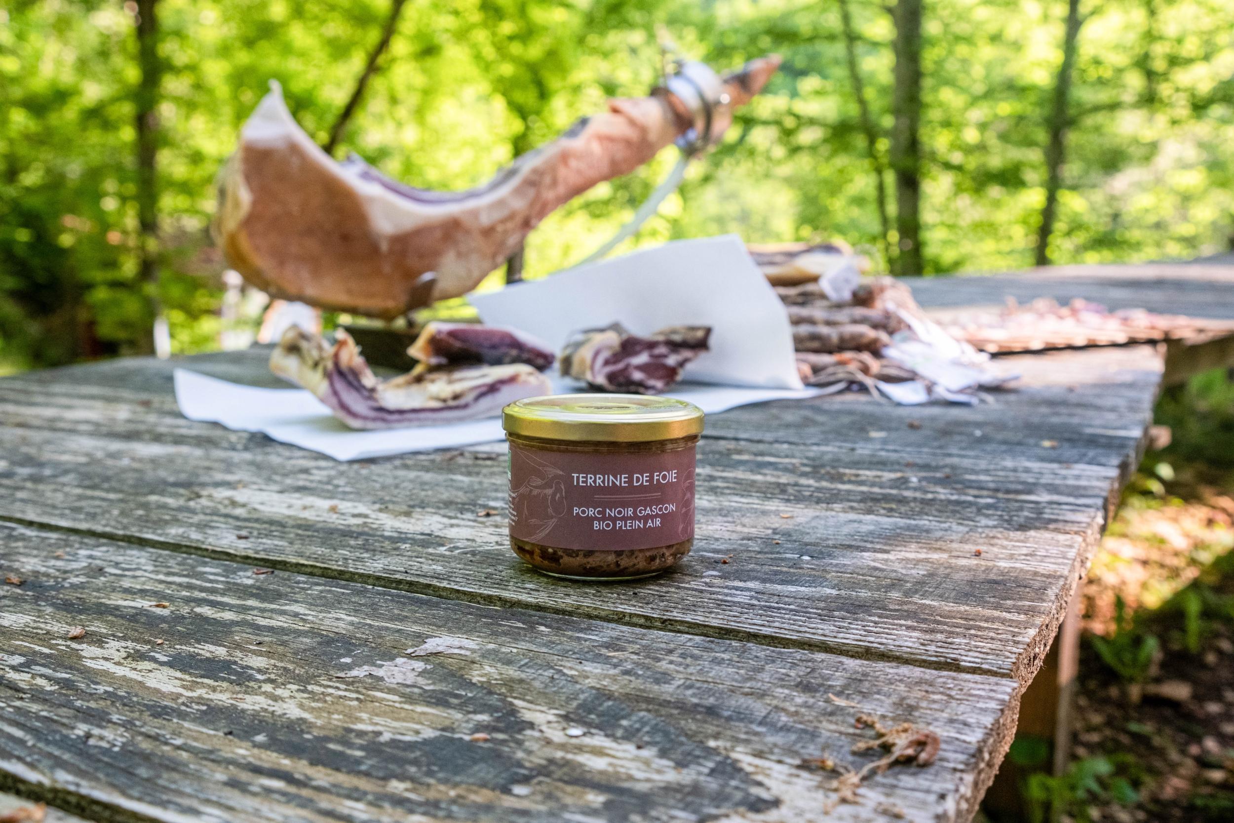 Wecandoo - Visitez une ferme de porc noir gascon et dégustez de la charcuterie avec Noellie et Eric - Image n°8
