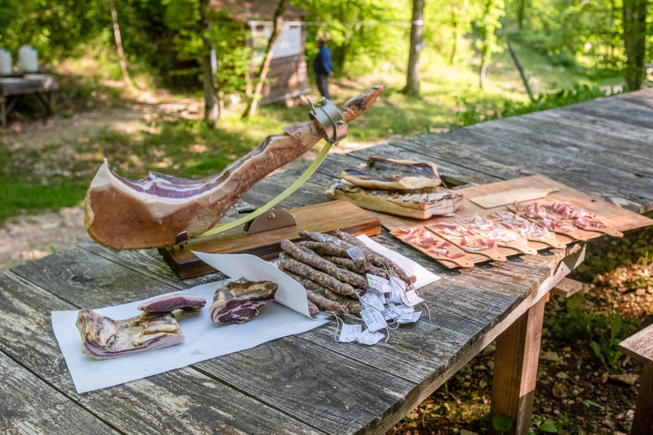 Wecandoo - Visitez une ferme de porc noir gascon et dégustez de la charcuterie avec Noellie et Eric - Image n°4