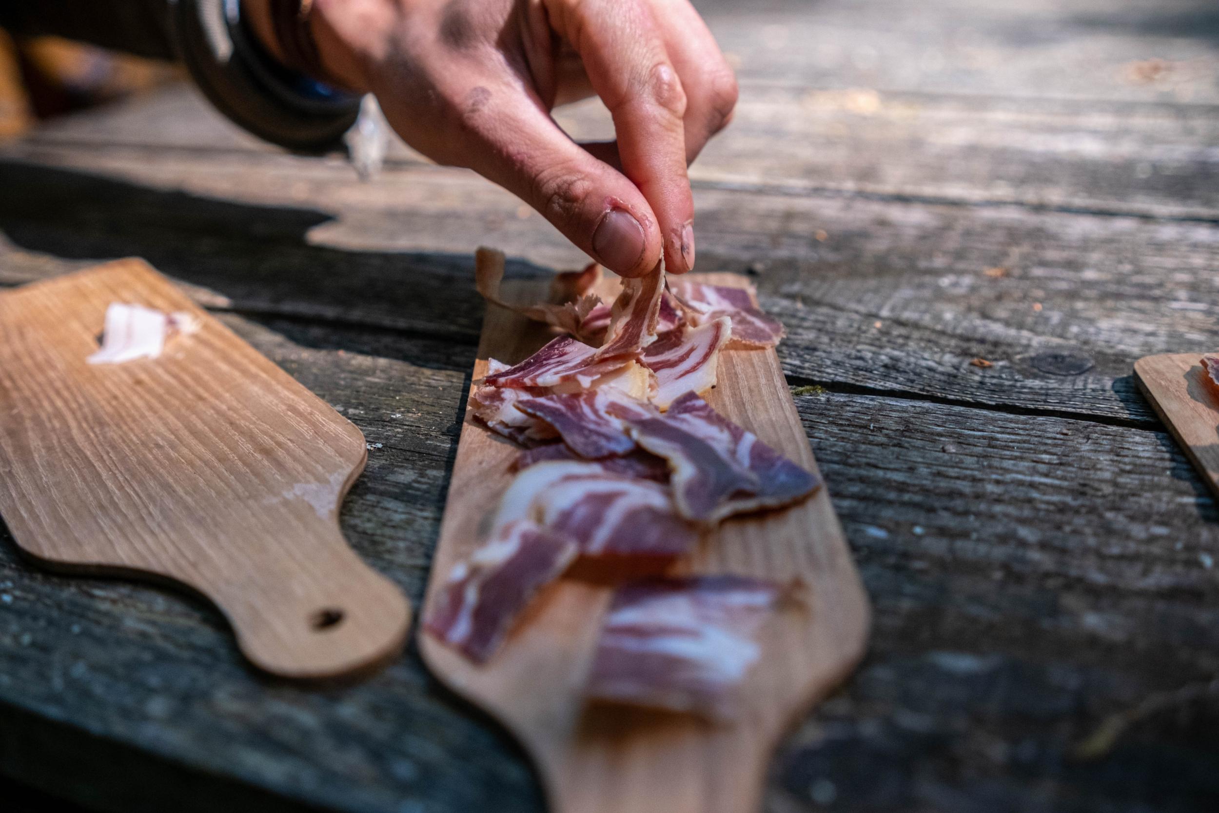 Wecandoo - Visitez une ferme de porc noir gascon et dégustez de la charcuterie avec Noellie et Eric - Image n°2