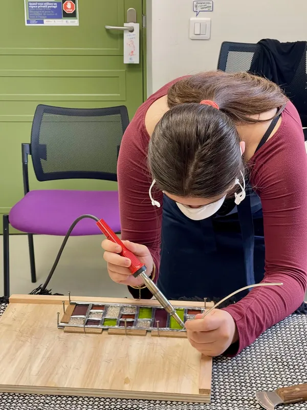 Réalisez votre photophore rond en vitrail traditionnel avec Stéphanie - Image n°3 - Wecandoo