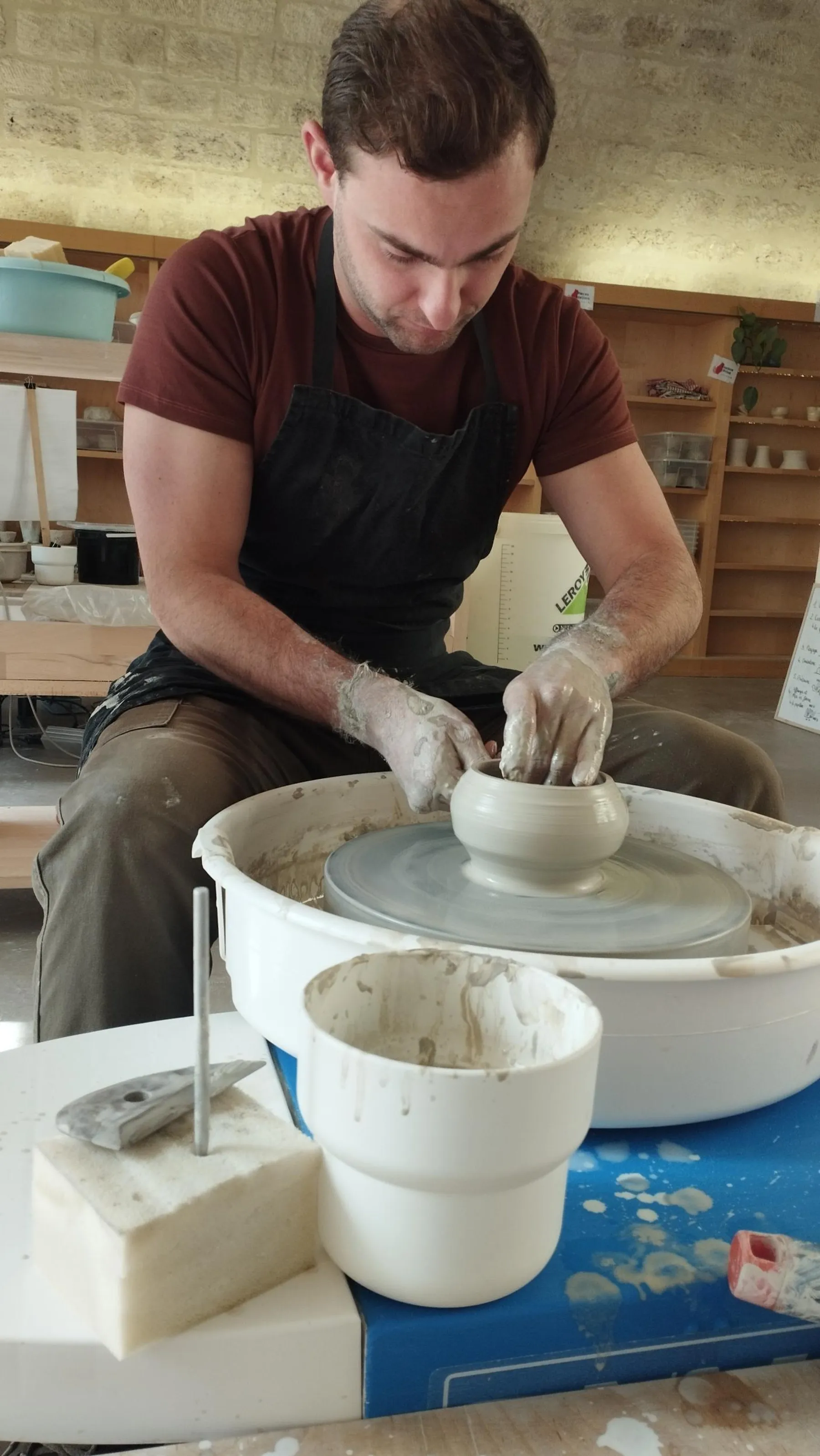 Initiez-vous au tour de potier et à la décoration sur céramique sur une journée - Image n°4 - Wecandoo