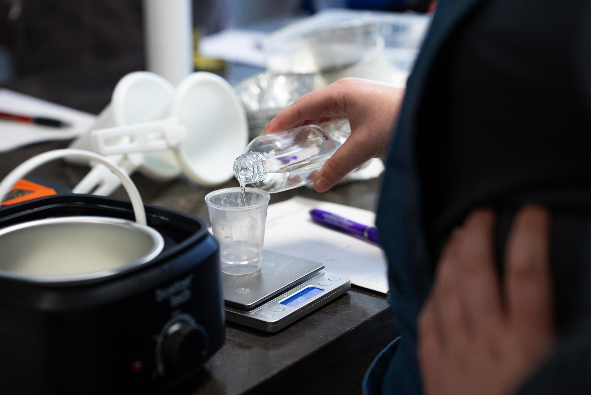 Wecandoo - Initiez-vous à la fabrication de bougies en profitant d'un apéritif avec Géraldine - Image n°6