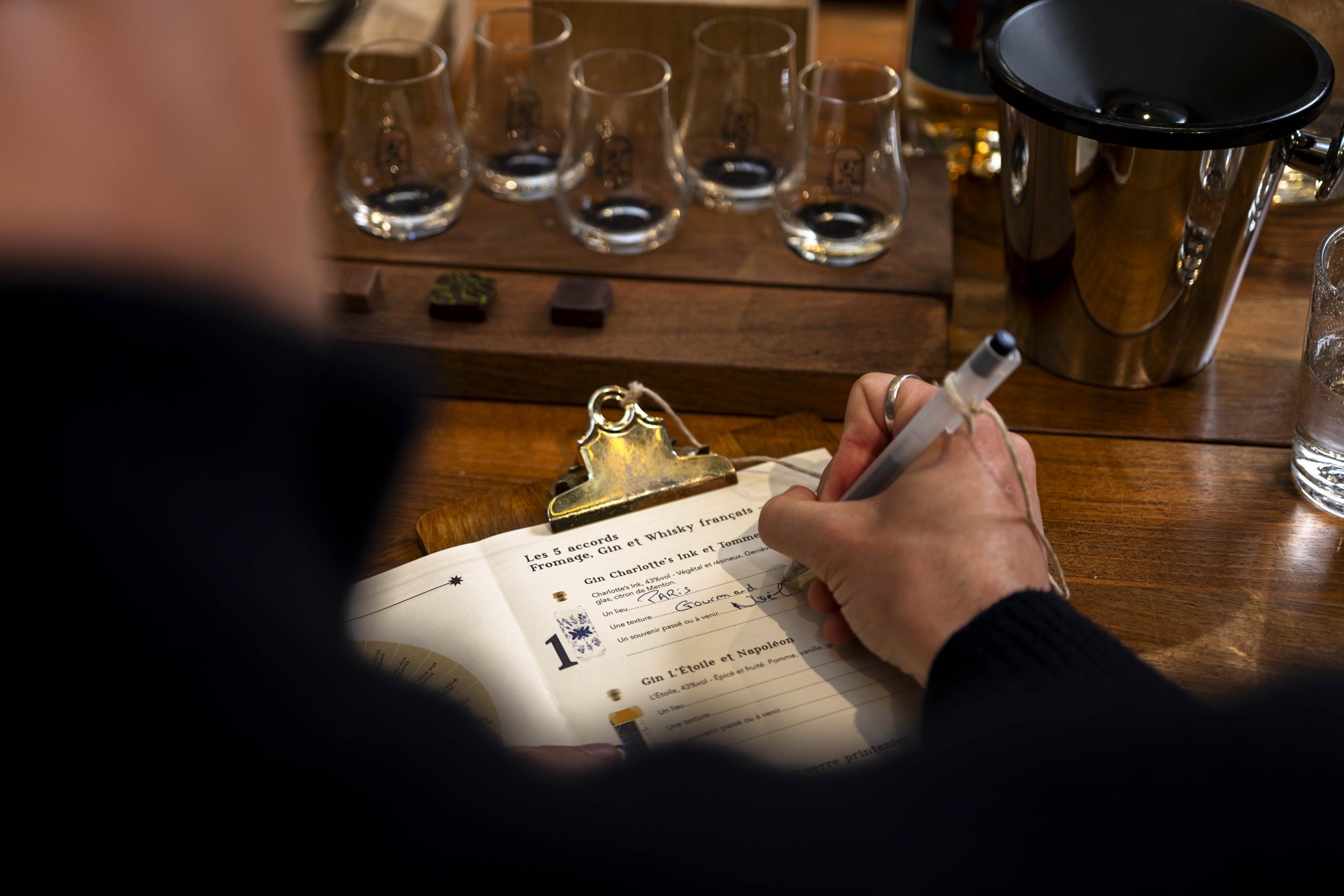 Wecandoo - Initiez-vous aux accords gourmands chocolat, gin et whisky avec Charlotte - Image n°6