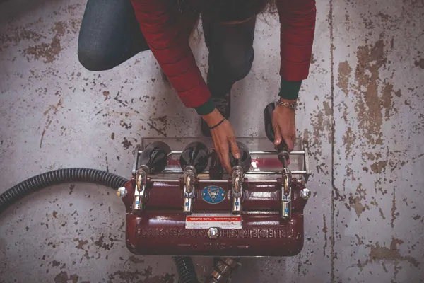 Mettez le vin en bouteille et dégustez un délicieux mâchon lyonnais avec Steeve - Image n°2 - Wecandoo
