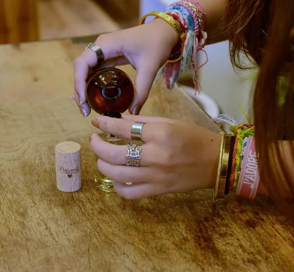 Créez votre parfum naturel avec Amandine - Image n°2 - Wecandoo