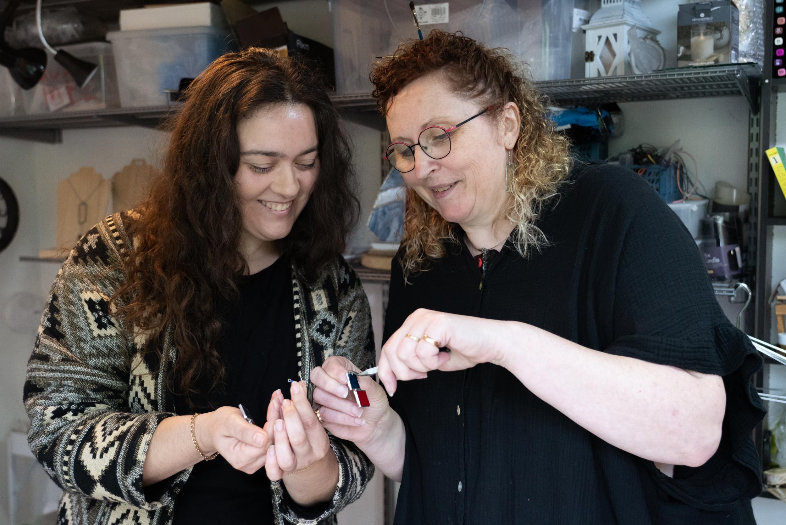 Wecandoo - Réalisez vos bijoux en vitrail avec Marie-Claude - Image n°2