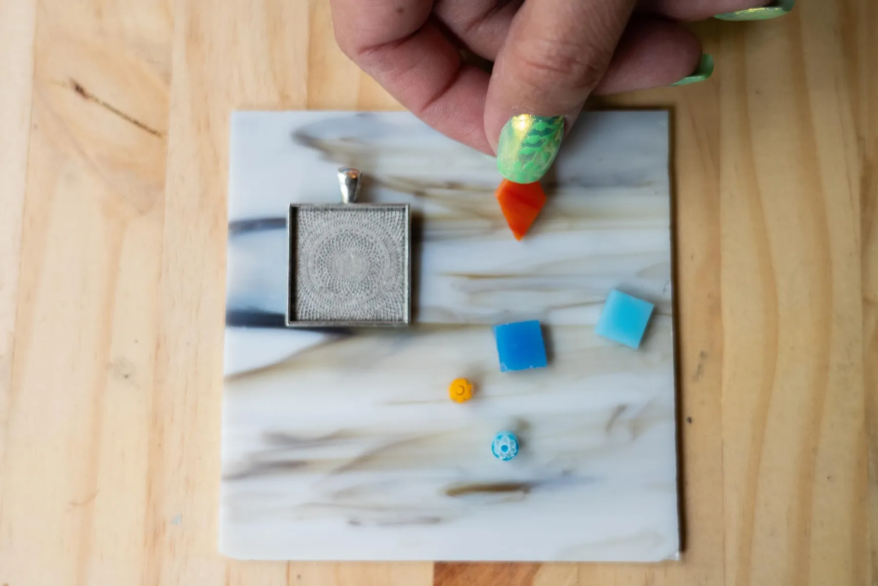 Réalisez vos bijoux en vitrail avec Marie-Claude - Image n°4 - Wecandoo