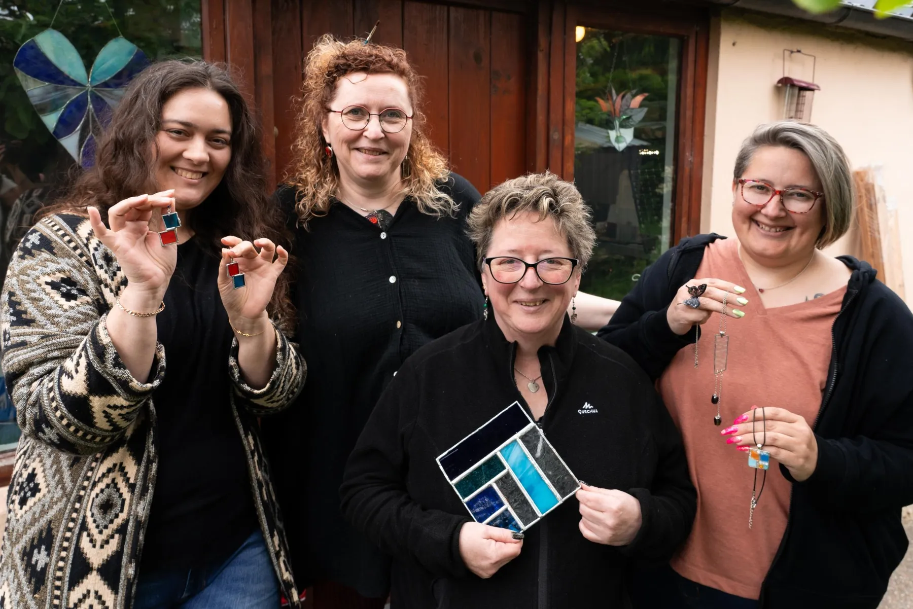 Réalisez vos bijoux en vitrail avec Marie-Claude - Image n°5 - Wecandoo