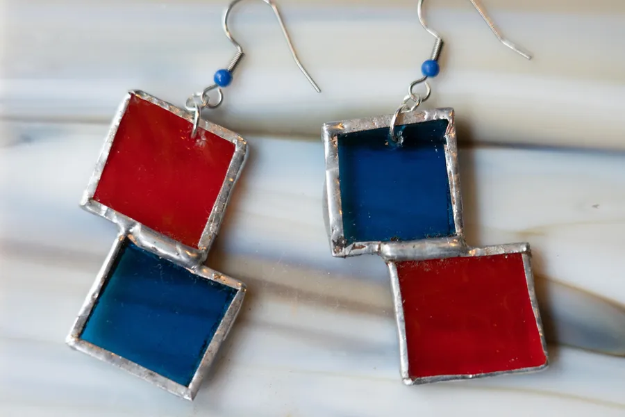 Réalisez vos bijoux en vitrail avec Marie-Claude - Image n°1 - Wecandoo