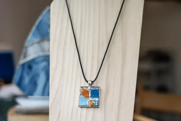 Réalisez vos bijoux en vitrail avec Marie-Claude - Image n°3 - Wecandoo