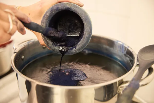 Créez votre foulard en soie et indigo avec des motifs Shibori avec Cindy - Image n°5 - Wecandoo