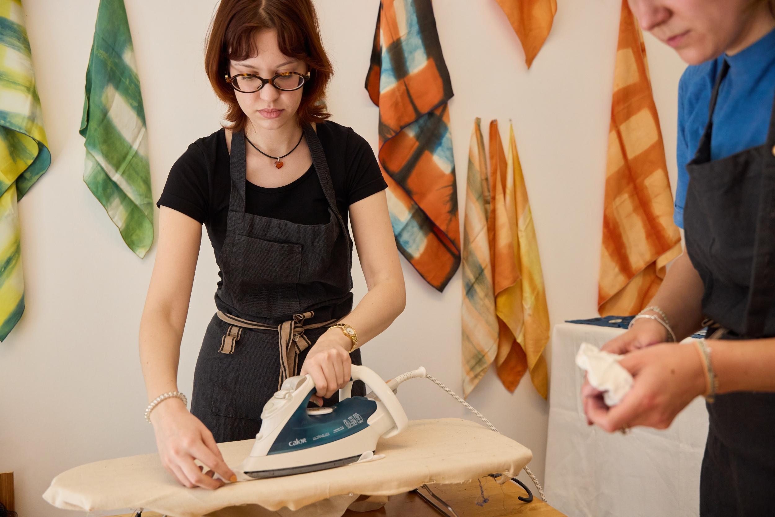 Wecandoo - Créez votre foulard en soie et indigo avec Cindy - Image n°6