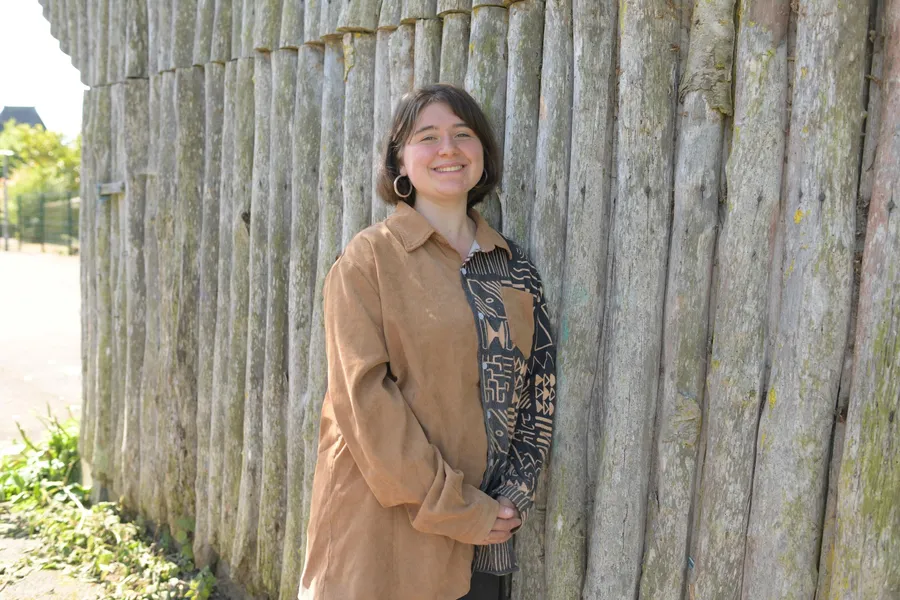 Esther : Sculptrice sur bois à Rennes